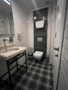 une salle de bain avec un lavabo et des toilettes dans l'établissement Good Night Hotel Istanbul, à Istanbul