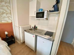 Кухня или мини-кухня в L'Escale Appartements et Suites en bord de Mer
