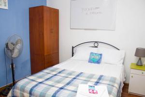 um quarto com uma cama com uma almofada e uma ventoinha em Habitación en Chiclayo (Santa Victoria) em Chiclayo
