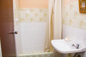 y baño con lavabo y ducha. en Habitación en Chiclayo (Santa Victoria), en Chiclayo