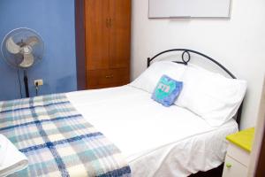 una camera da letto con un letto con un cuscino sopra di Habitación en Chiclayo (Santa Victoria) a Chiclayo