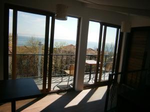 Habitación con vistas a un balcón con puertas correderas de cristal. en NOS HOTEL, en Estambul