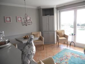 una sala de estar con un pájaro sentado en una mesa en Ferienwohnung für 2 Personen ca 55 qm in Munkmarsch, Nordfriesische Inseln Sylt en Munkmarsch