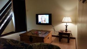 ein Wohnzimmer mit Fernseher und Couchtisch in der Unterkunft Langford Executive Apartments in Bristol