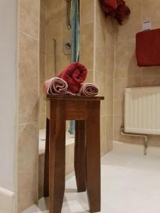 ein Badezimmer mit einem Holztisch mit Handtüchern darauf in der Unterkunft Langford Executive Apartments in Bristol