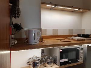 eine Küche mit einer Arbeitsplatte mit Mikrowelle in der Unterkunft Langford Executive Apartments in Bristol + 4 Fotos