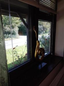 una ventana con un jarrón sentado en un alféizar de la ventana en Langford Executive Apartments en Bristol