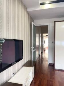 高平省的住宿－Diliduth Home，客厅设有壁挂式平面电视。