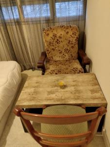 een houten tafel en een stoel in een kamer bij Cozy chambre en Clichy, tout près de Paris in Clichy