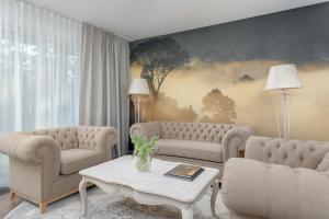 米泽德沃兹Hotel Juvena Wellness & SPA的有两张沙发和一张桌子的客厅