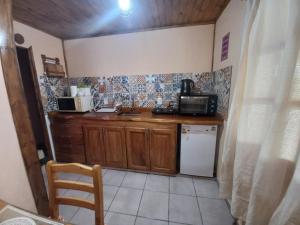 a small kitchen with a microwave and a refrigerator at Rincón de Afrodita in San Lorenzo