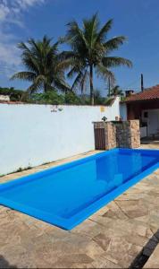 Het zwembad bij of vlak bij Aluga-se casa com Piscina no Guarujá