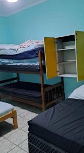Katil dua tingkat atau katil-katil dua tingkat dalam bilik di Aluga-se casa com Piscina no Guarujá