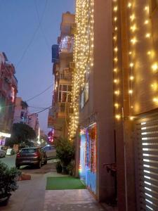 een gebouw met lichten aan de zijkant bij Hotel Jeniffer Inn in New Delhi