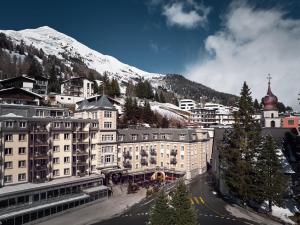 uma vista para uma cidade com uma montanha coberta de neve em Seehof Reduit em Davos