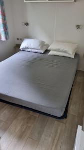 Postel nebo postele na pokoji v ubytování Mobil home Camping Kerarno