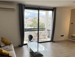 un salon avec un canapé et une grande fenêtre dans l'établissement Modern 2bed in the centre, à Nicosie