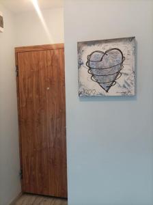zdjęcie serca wiszącego na ścianie obok drzwi w obiekcie Central Studio Maritsa w Płowdiwie