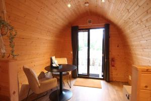 a room with a table and chairs and a window at Wood Cabin 2 personen in Baarle-Nassau