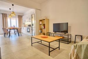 TV a/nebo společenská místnost v ubytování Olivia Mare Vacation House Corfu