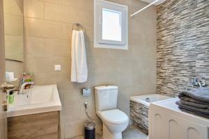 Koupelna v ubytování Olivia Mare Vacation House Corfu + 26 fotografií