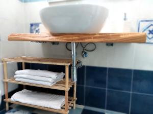 estante de madera con toallas en el baño en La casa dei 4 venti, en Ponza