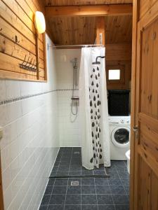 bagno con doccia e lavatrice. di Sfeervolle blokhut met fijne buitenruimte @ Veluwe a Epe