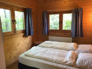 Un pat sau paturi într-o cameră la Sfeervolle blokhut met fijne buitenruimte @ Veluwe