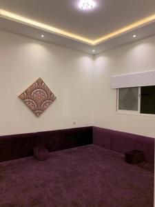 شاليهات أوريجامي في بريدة: غرفة بها أريكة وصورة على الحائط
