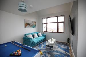 un soggiorno con divano blu e tavolo da biliardo di Luxury 1 Bed - Duplex Apartments a Leicester
