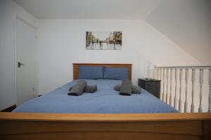 ein Schlafzimmer mit einem Bett mit zwei Kissen darauf in der Unterkunft Luxury 1 Bed - Duplex Apartments in Leicester