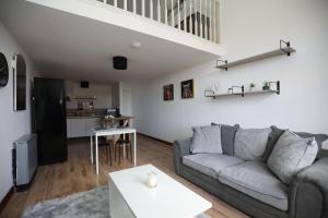 un soggiorno con divano e tavolo di Luxury 1 Bed - Duplex Apartments a Leicester