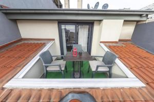 d'une terrasse sur le toit avec une table et des chaises. dans l'établissement The Business Class Suit Karakoy, à Istanbul