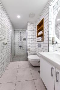 La salle de bains blanche est pourvue d'une douche et de toilettes. dans l'établissement The Business Class Suit Karakoy, à Istanbul