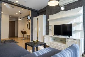 - un salon avec un canapé et une télévision dans l'établissement The Business Class Suit Karakoy, à Istanbul