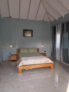 Kama o mga kama sa kuwarto sa Remarkable 3-Bed House in Freetown