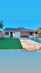 Swimmingpoolen hos eller tæt på Com piscina. Casa para família. + 17 billeder