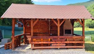 克盧日納波卡的住宿－Moara de Pădure，一个带屋顶的大型木制凉亭