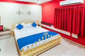Een bed of bedden in een kamer bij Hotel Suraj Inn