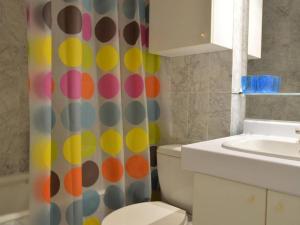 y baño con cortina de ducha, aseo y lavamanos. en Appartement Antibes, 2 pièces, 4 personnes - FR-1-252-19, en Antibes