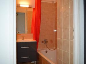 ein Bad mit einer Badewanne, einem Waschbecken und einer Dusche in der Unterkunft Appartement Golfe Juan, 1 pièce, 2 personnes - FR-1-252-62 in Golfe-Juan