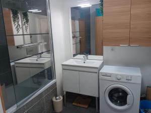 a bathroom with two sinks and a washing machine at MIRANEO in Miramas