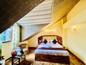 a bedroom with a large bed in a room at WooibHotels The Kalinga Palace Manali in Manāli