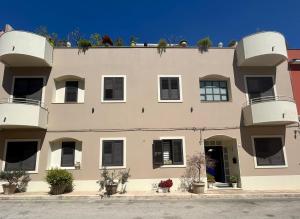 アヴォラにある''A casa di Lele''の植物の上の建物