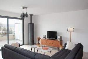 TV a/nebo společenská místnost v ubytování Duplex 6 personnes, vue panoramique sur lac