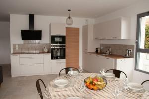 Kuchyň nebo kuchyňský kout v ubytování Duplex 6 personnes, vue panoramique sur lac