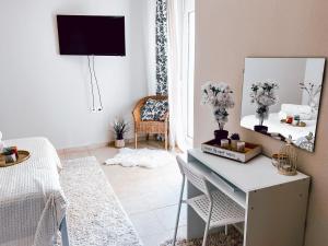 TV a/nebo společenská místnost v ubytování Iria Apartment