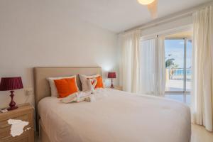 Schlafzimmer mit einem Bett und Meerblick in der Unterkunft CostaBlancaDreams Apartment Gran Sol in Calpe in Calpe