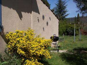 Ogród w obiekcie OUSTAOU DU GAYET gîte de charme avec piscine privée