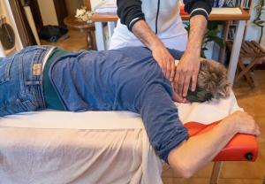 un hombre recibiendo un masaje en una cama en Appartamento tranquillo a 10 minuti da Padova en Sarmeola